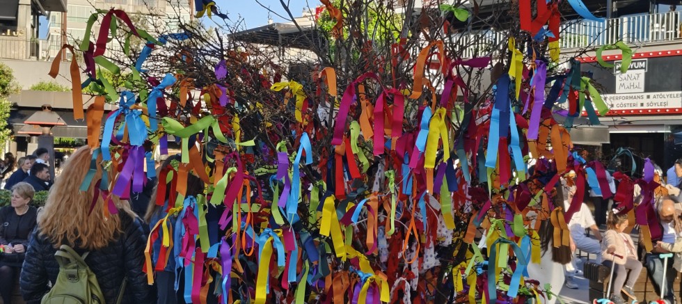 Hıdırellez Bayramı Podyum meydanında renkli etkinliklerle kutlandı
