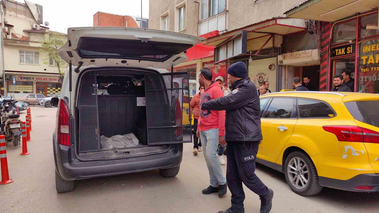 10 Kaçak Göçmene Dudak Uçuklatan Fiyata Evi Kiraladı, Gürültü Yapınca Yakalandılar