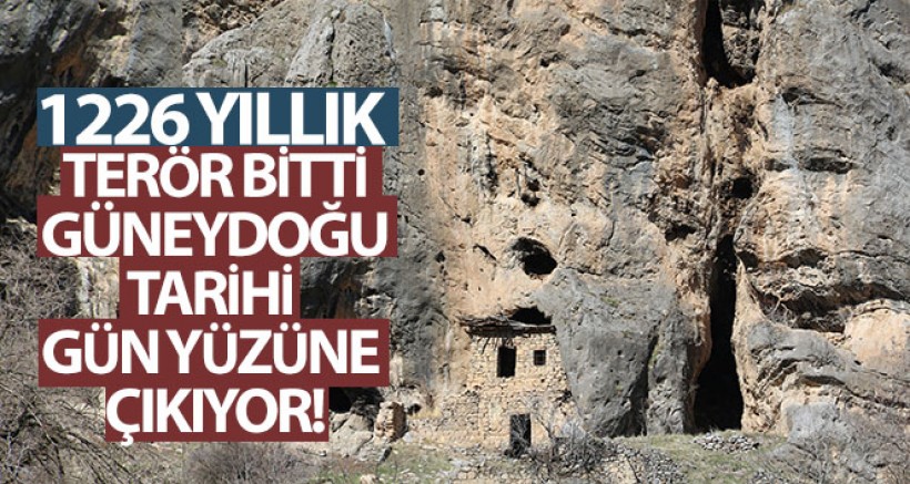 1226 Yıllık Kaya'ya Yapışık Dubleks Evler Görenleri Hayretler İçinde Bırakıyor