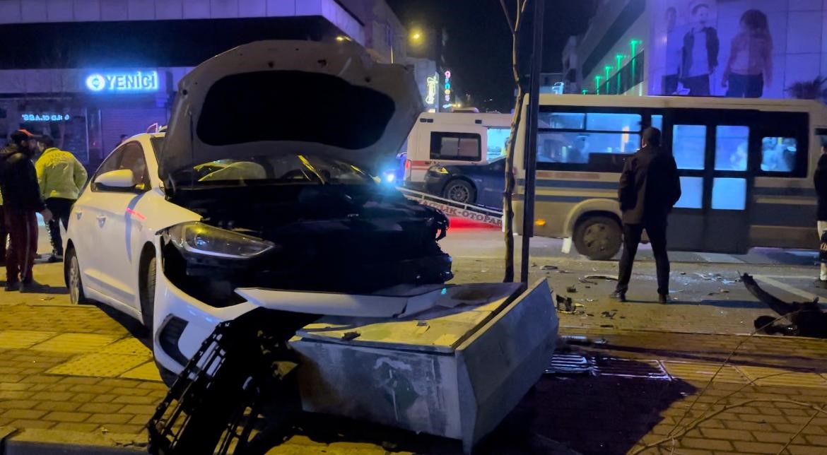 2 Otomobil Çarpıştı: 6 Yaralı