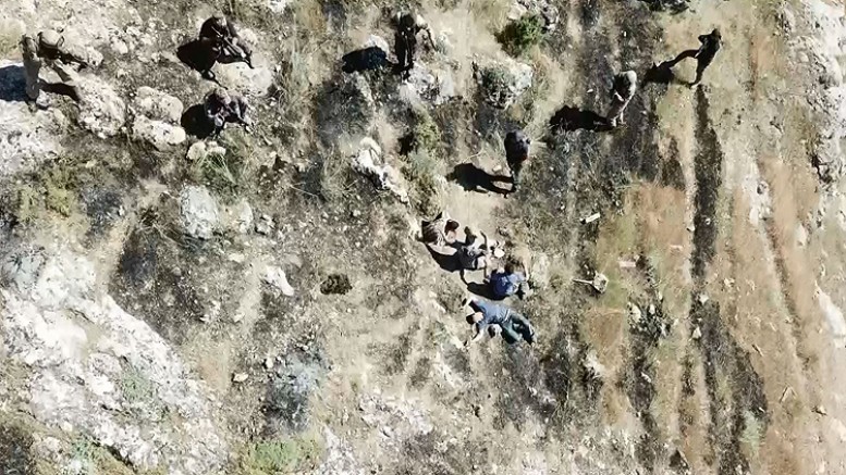 2 PKK’lı teröristin mağaradan çıkarak teslim oldu.