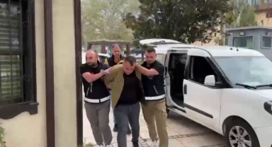 56 yıl kesinleşmiş hapis cezasıyla aranırken, kardeşinin kimliğiyle yakaladı