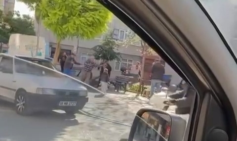 Alacak-verecek meselesi yüzünden çocuklarının yanında kavga ettiler