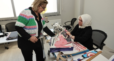 Atıklar, kadınların ellerinde rengarenk çantalara dönüştü