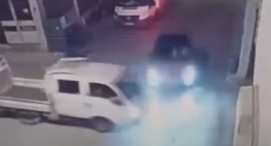Bursa'da kamyonet ile otomobilin çarpıştığı kaza kamerada