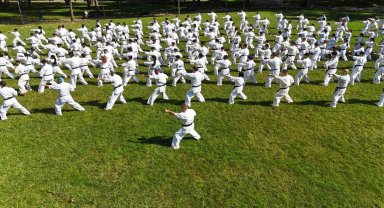 Bursa'da 240 kişilik karate şovu görsel şölen oluşturdu
