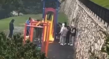 Çocuk parkında kaydırağı yakıp sohbet ettiler