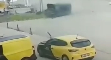 Kontrolden çıkan araç önce araca, sonra yakıt istasyonuna daldı