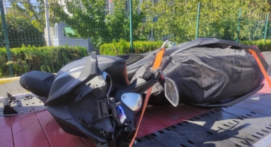 Kontrolden çıkan motosiklet yol kenarına savruldu