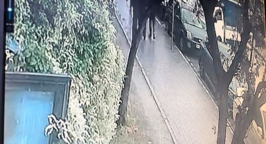Kuryeye çarpmamak için manevra yaptı, önce 4 araca, sonra kuryeye çarptı