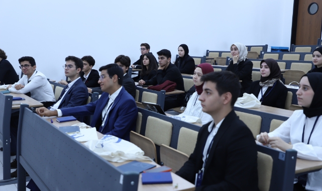 Liseli gençler merkez mecliste gündemi değerlendirdi