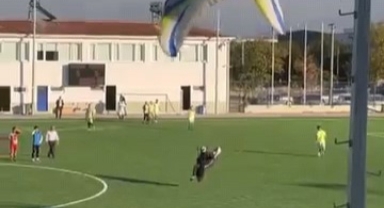 Maçın oynandığı sahaya paraşütle iniş yaptı