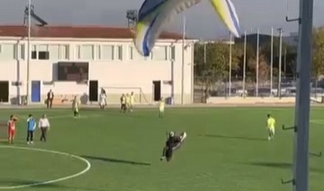 Maçın oynandığı sahaya paraşütle iniş yaptı