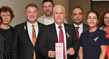 Meme kanserine ‘pembe kurdele’ ile dikkat çekildi