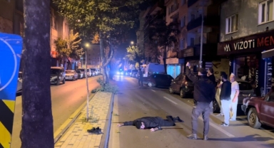 Motosiklet yola atlayan yayaya çarptı: 1 ölü, 2 yaralı