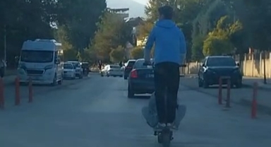 Scooter ile tehlikeli yolculuk kamerada