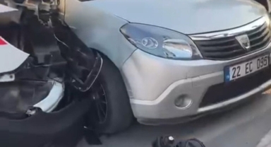 Ters yönden ilerleyen ambulans otomobile çarptı