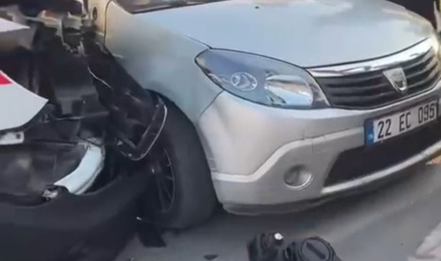 Ters yönden ilerleyen ambulans otomobile çarptı