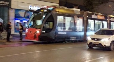 Tramvay yoluna park eden sürücü seferleri aksattı