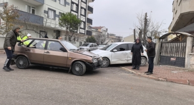 2 otomobilin çarpıştığı kazada 2 kişi yaralandı