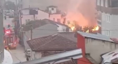 Alevlerin sardığı ev dakikalar içinde küle döndü