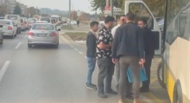 Aracını otobüs durağına çekti, kendisini uyaran şoföre silah çekti