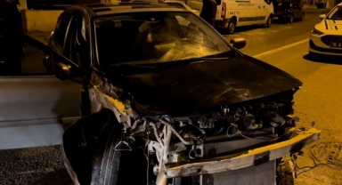 Aracıyla park halindeki 3 otomobile çarpan sürücü olay yerinden yaya olarak kaçtı