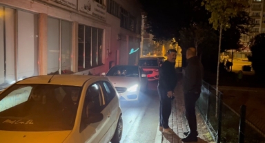 Ayakta zor yürüyen sürücü çekim yapan gazeteciyi görünce alkolmetreyi üflemedi