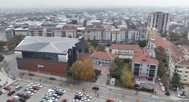 Başkanlık konutunu yıkıp çocuklar için spor tesisi yapıyor