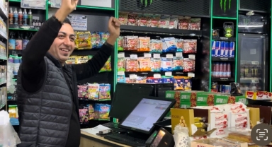 Bu markete gelen dans etmeden alışveriş yapamıyor