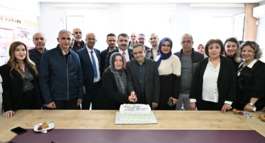 Bursa'da 42 yıllık öğretmen alkışlarla emekliliğe uğurlandı