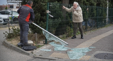 Bursa'da fırtınada vatandaşlar uçmamak için direk ve ağaçlara tutundu