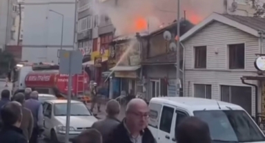 Bursa’da tek katlı dükkan alev alev yandı