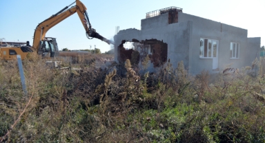 Doğanevler'de kaçak 3 yapı yıkıldı