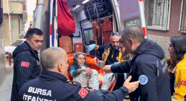 Evde 5 gündür mahsur kalan yaşlı çiftin yardımına ekipler yetişti