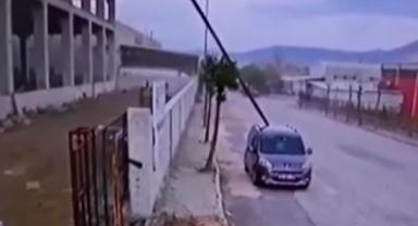 Fırtına uçurdu, çelik ok gibi saplandı