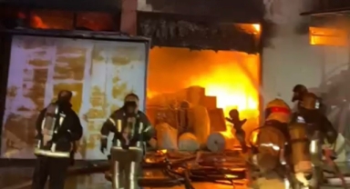 Fırtınanın etkisiyle büyüyen fabrika yangını kontrol altına alındı
