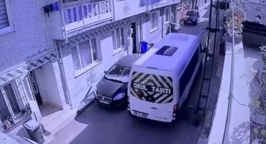 Geri manevra yapan servis minibüsü kadına çarptı