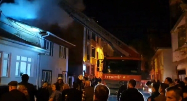 İnegöl'de 2 katlı ahşap bina alev alev yandı