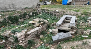 İznik'te tarihi mezarlık harabeye döndü