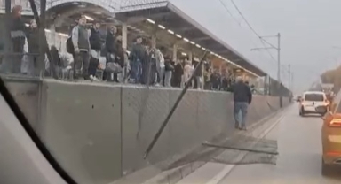Kamyondan düşen demirler trafik ve metro seferlerini aksattı