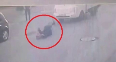 Kamyonetin çarptığı yaşlı kadın böyle savruldu