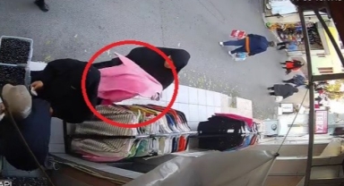 Kaşla göz arasında kıyafet çalan şüpheliler kamerada