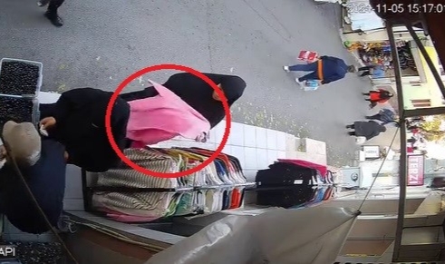 Kaşla göz arasında kıyafet çalan şüpheliler kamerada