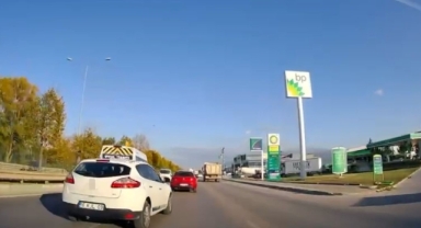 Makas atan sürücünün kazayı kıl payı atlattığı anlar kamerada