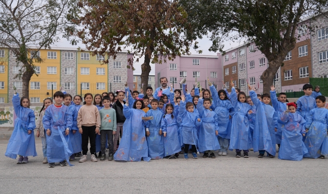 Metrelerce duvarı minikler boyadı