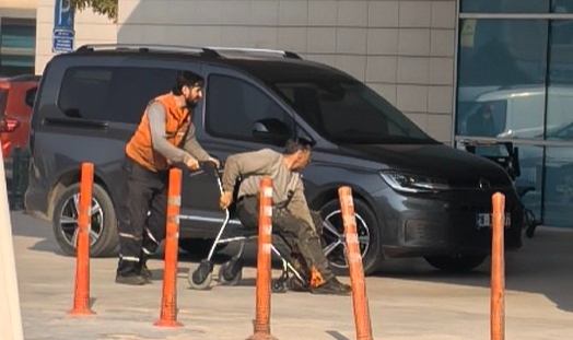 Motorlu testere ile odun keserken ayağını kesti
