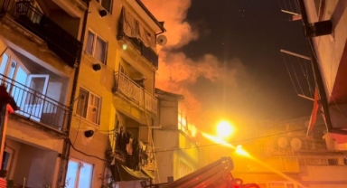 Osmangazi'de 2 katlı ahşap ev alev alev yandı