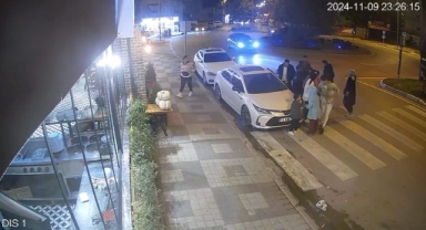 Otomobilin açılan kapısına çarpan scooter sürücüsü yaralandı... O anlar kamerada