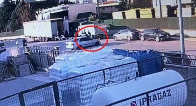 Otomobille çarpışan motosikletteki 2 kişinin yaralandığı anlar kamerada